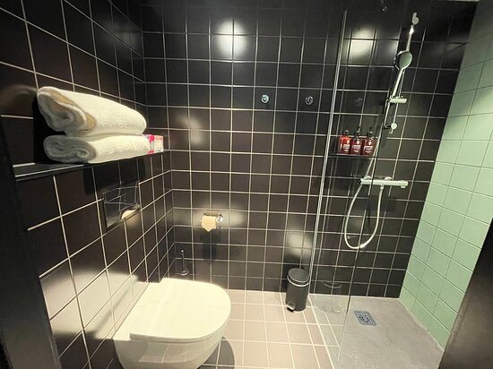 The Social Hub Porto — Bathroom