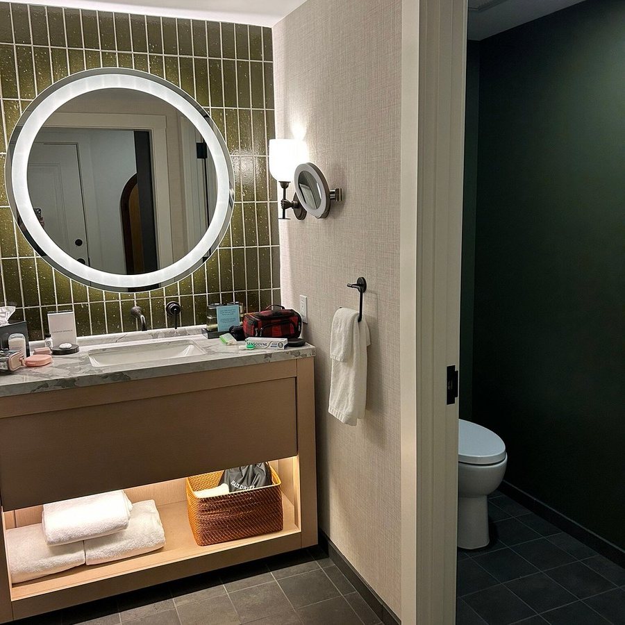 The SOMM Hotel Spa Autograph Collection — Bathroom