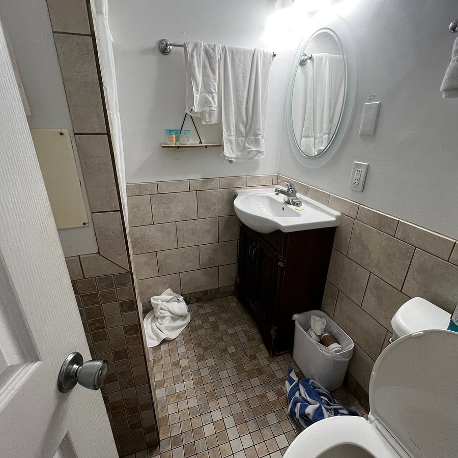 The Southernmost Inn — Bathroom