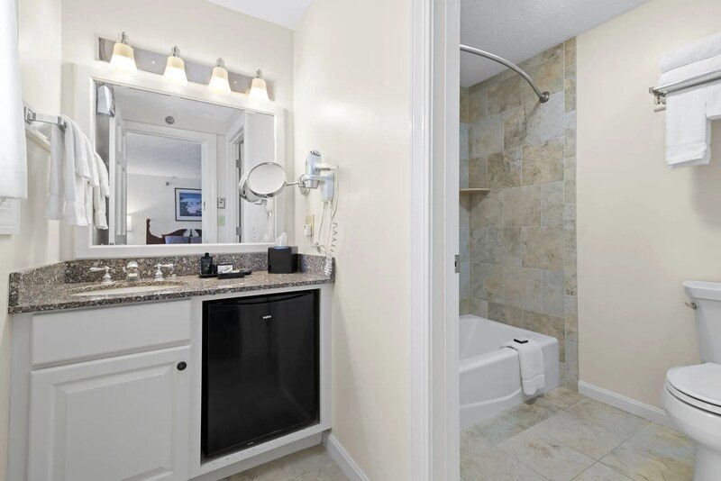The Sparhawk Oceanfront Resort — Bathroom