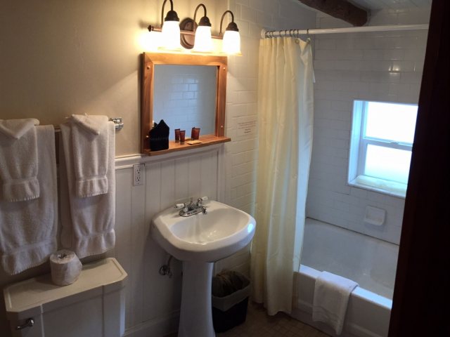 The Speckled Hen Inn Bed Breakfast — Bathroom