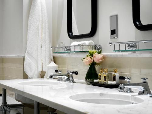 The Stafford London — Bathroom