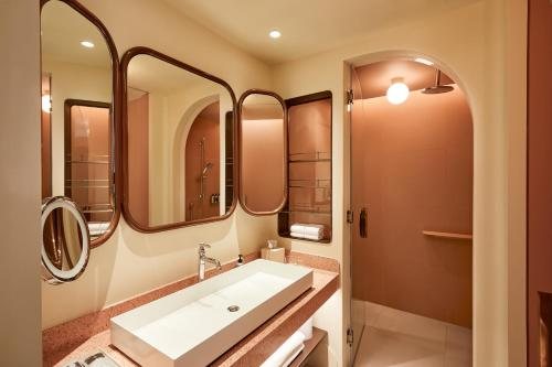 The Standard Bangkok — Bathroom