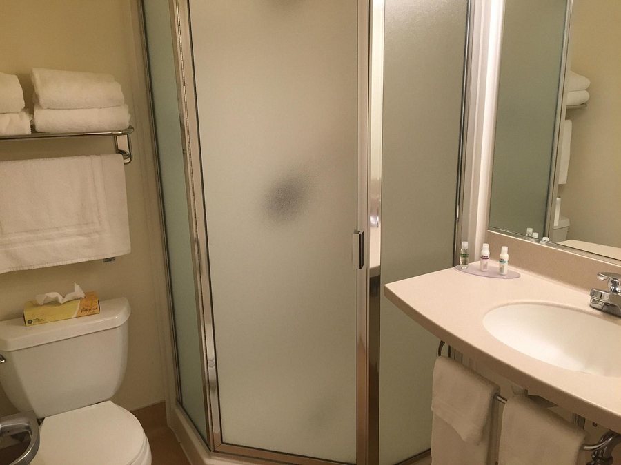 The Stanford Park Hotel — Bathroom