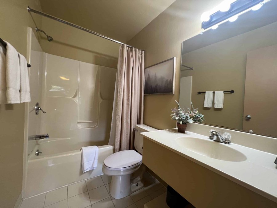 The Stone Gate Resort — Bathroom