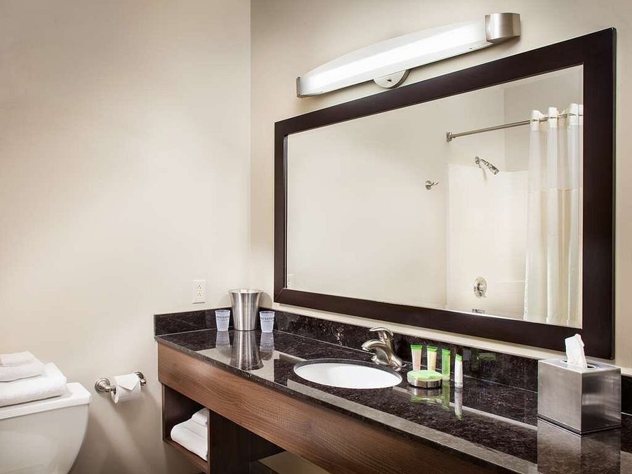 The Strat Hotel Casino Tower — Bathroom
