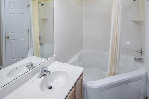 The Suites at Fall Creek — Bathroom
