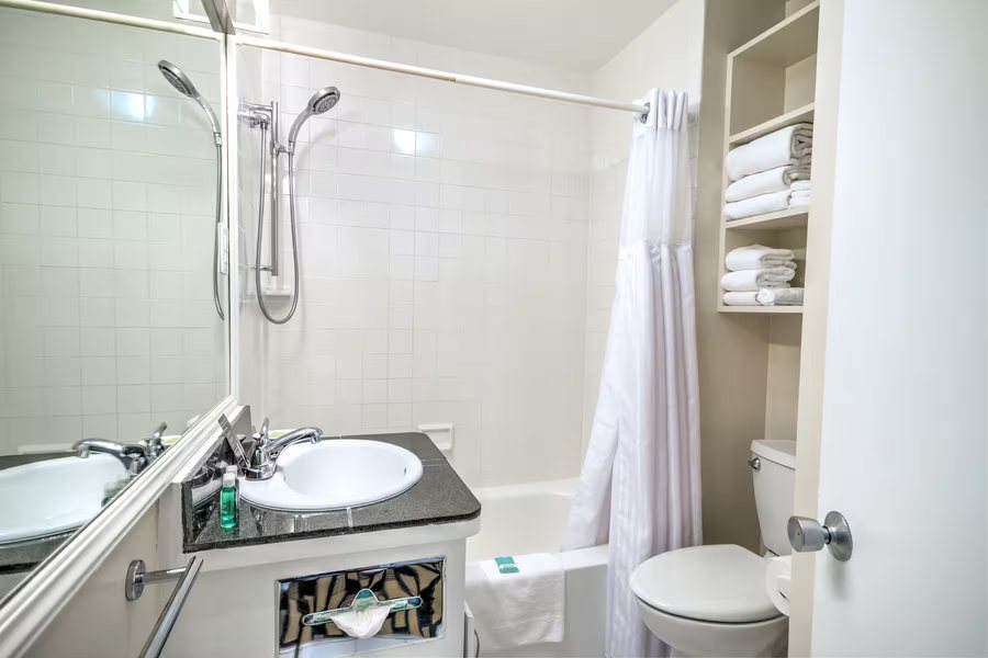 The Suites at Fisherman s Wharf — Bathroom