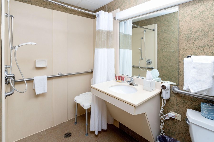 The Suites Hotel At Waterfront Plaza — Bathroom