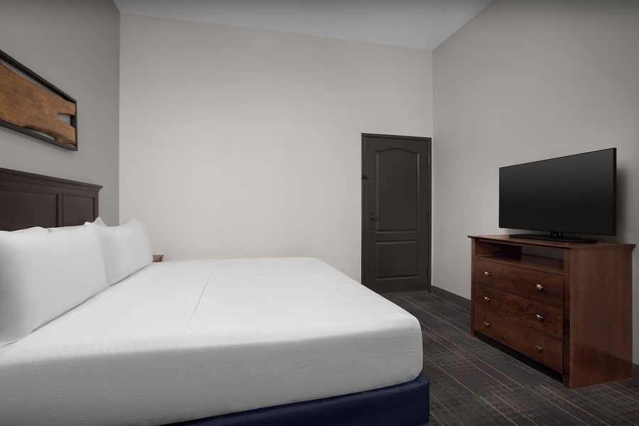 The Suites Hotel At Waterfront Plaza — Guest room