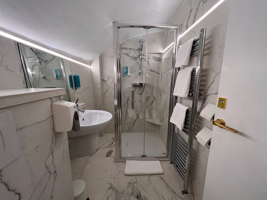 The Suites St Pancras Hotel Group — Bathroom