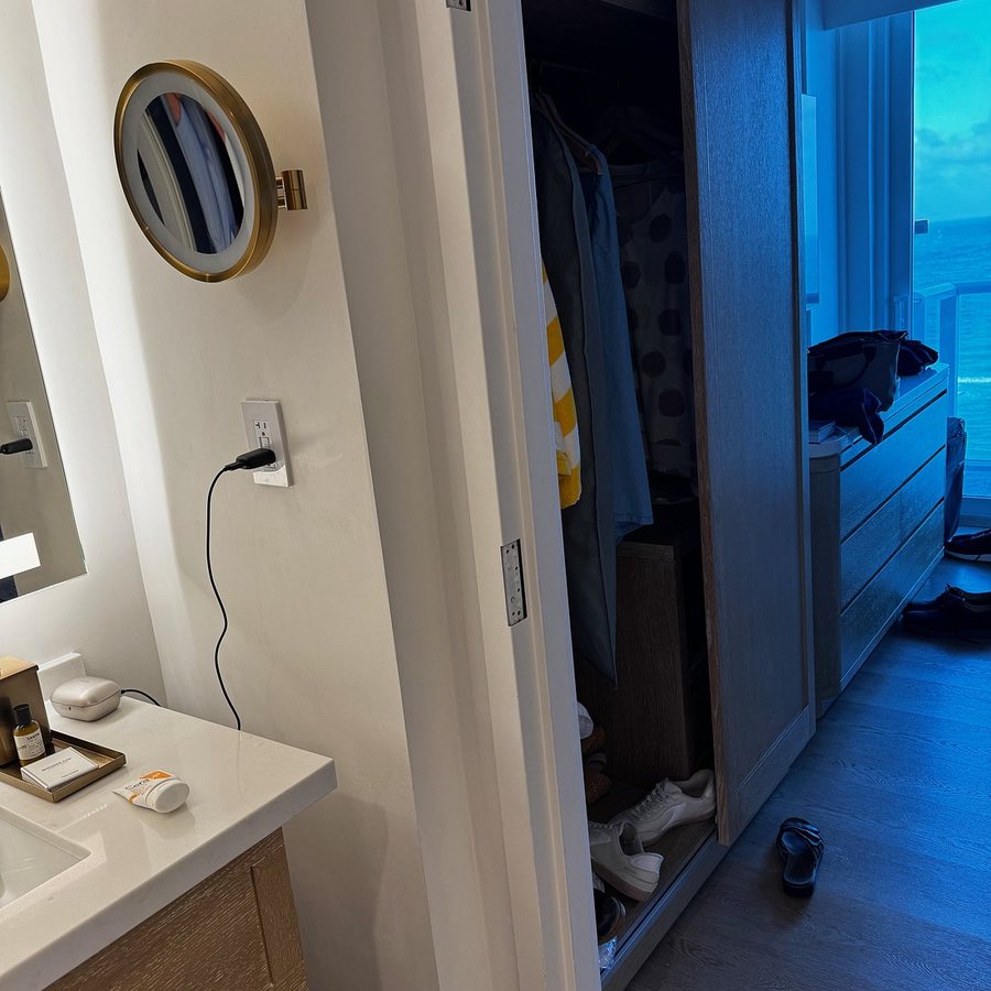 The Sunny Miami Sunny Isles Beach Curio Collection by Hilton — Bathroom