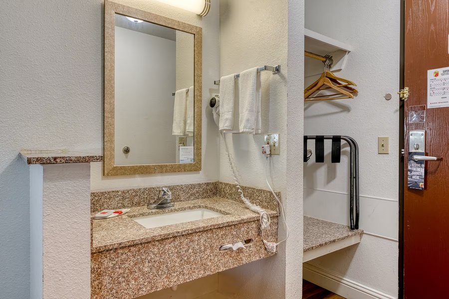 The Sunset Inn Alamosa Colorado — Bathroom