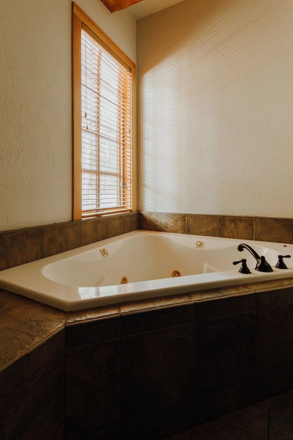 The Suttle Lodge Boathouse — Bathroom