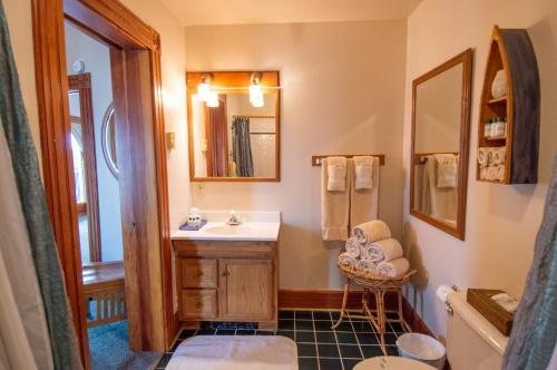 The Swan Hotel — Bathroom