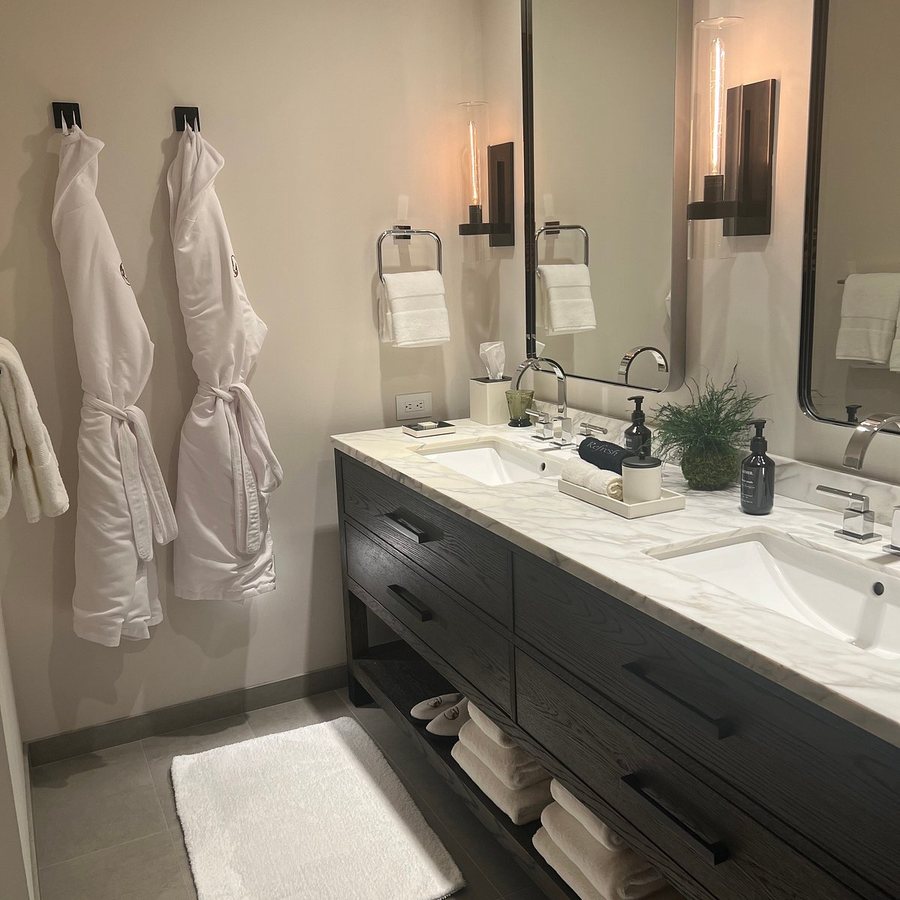 The Sylvan Lodge at Snake River Sporting Club — Bathroom