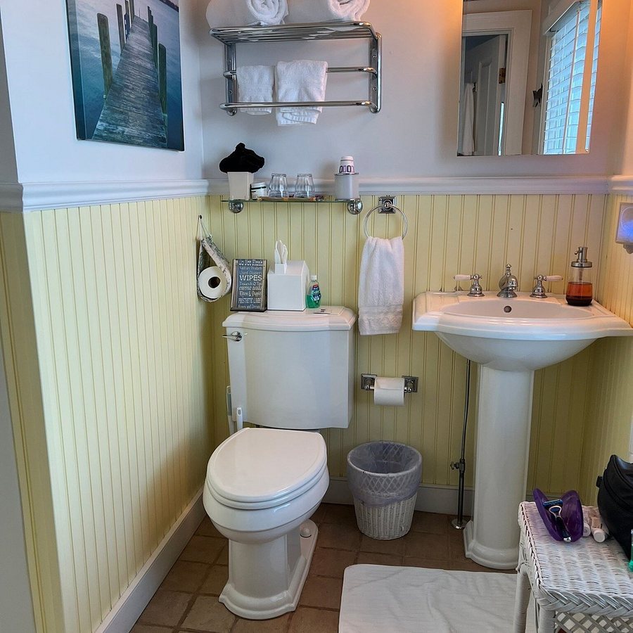 The Tapestry House Bed and Breakfast — Bathroom