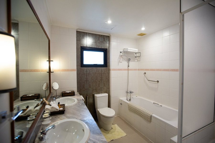 The Tarntawan Hotel Surawong Bangkok — Bathroom