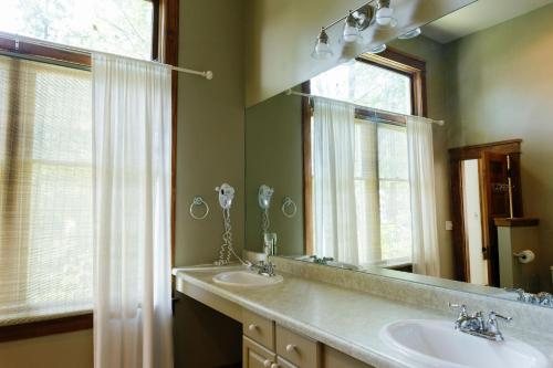 The Terrace Inn and 1911 Restaurant — Bathroom