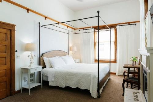 The Terrace Inn and 1911 Restaurant — Guest room