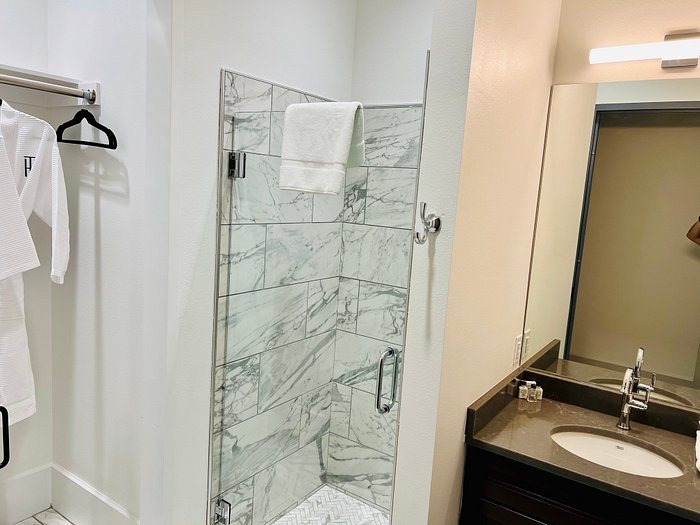 The Thomas Hotel — Bathroom