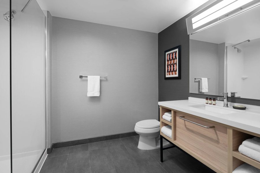 The Threefoot Hotel Meridian a Tribute Portfolio Hotel — Bathroom