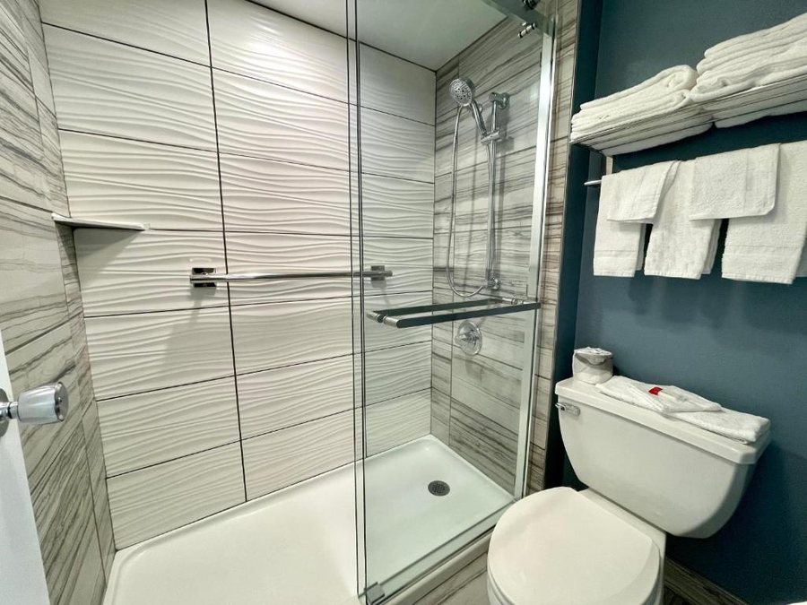 The Tiki Resort By Wynfield — Bathroom