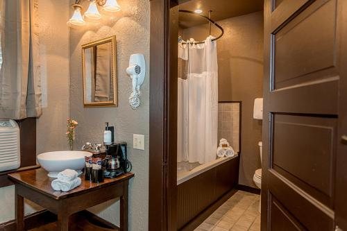 The Trails Inn — Bathroom