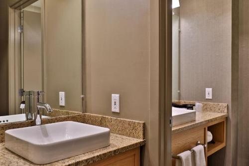 The Trailside Inn — Bathroom
