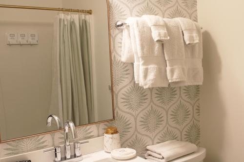 The Trident Inn Ogunquit — Bathroom