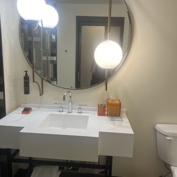 The Troubadour Hotel New Orleans — Bathroom