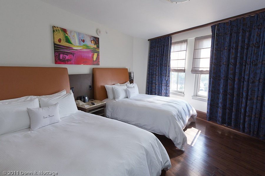 The Tudor Arms Hotel Cleveland A Doubletree By Hilton — Guest room