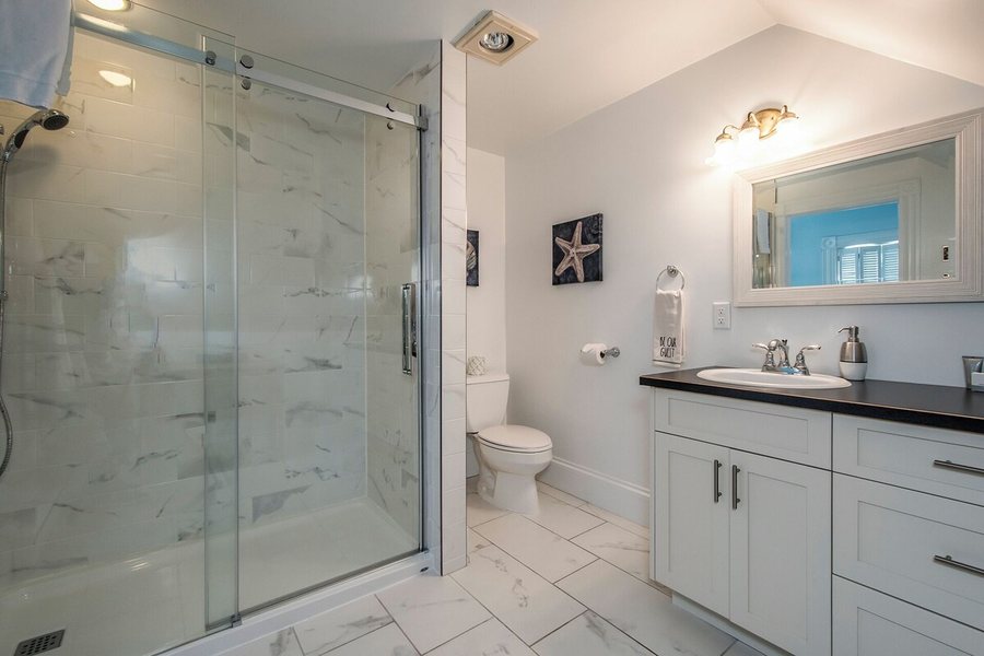 The Tuna Blue Inn — Bathroom