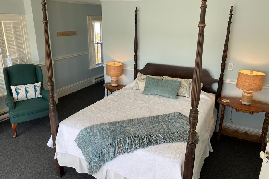 The Tuna Blue Inn — Guest room