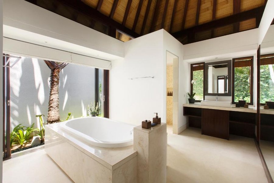 The Ungasan Clifftop Resort — Bathroom