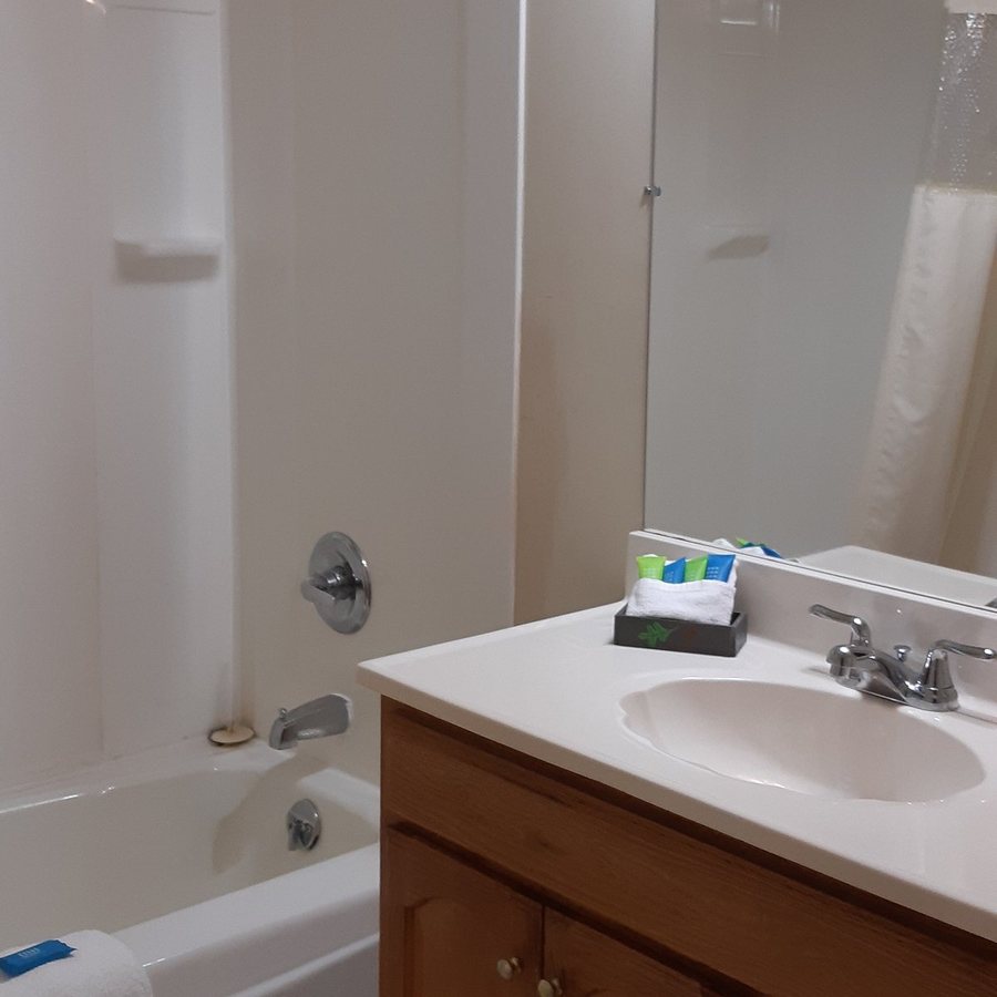 The Upper Pass Lodge — Bathroom