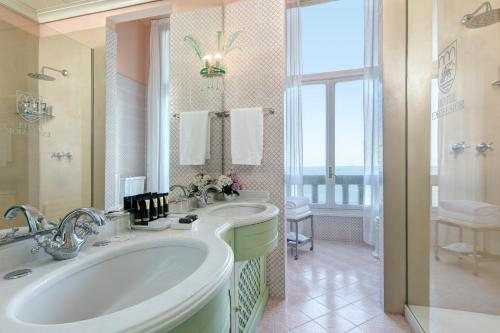 The Venice Venice Hotel — Bathroom