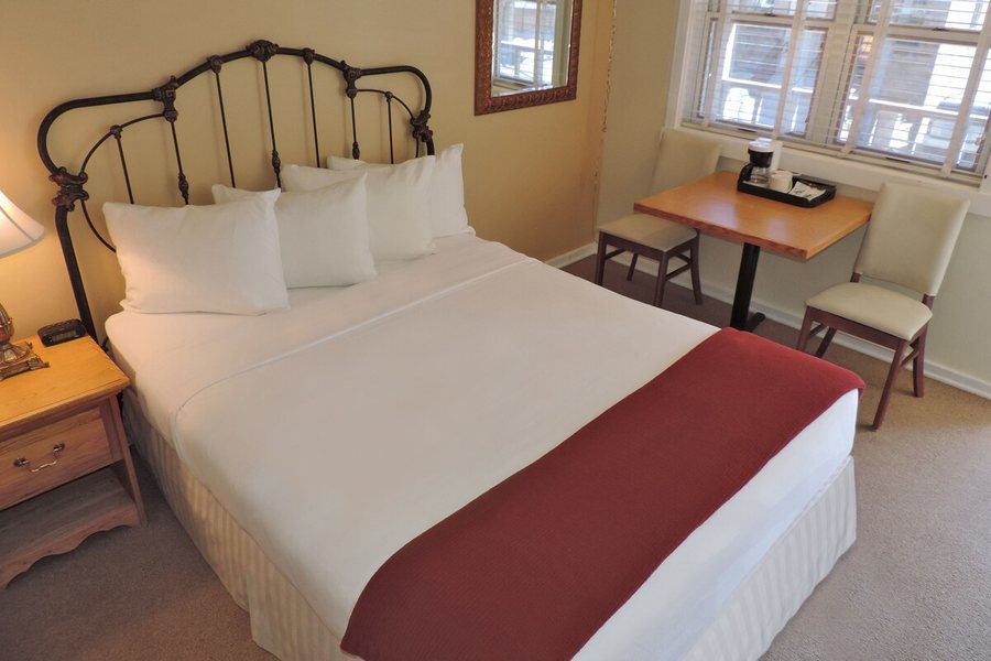 The Victorian Inn — Guest room