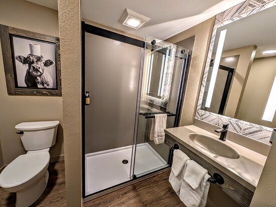 The Vintage Resort Hotel Conference Center — Bathroom