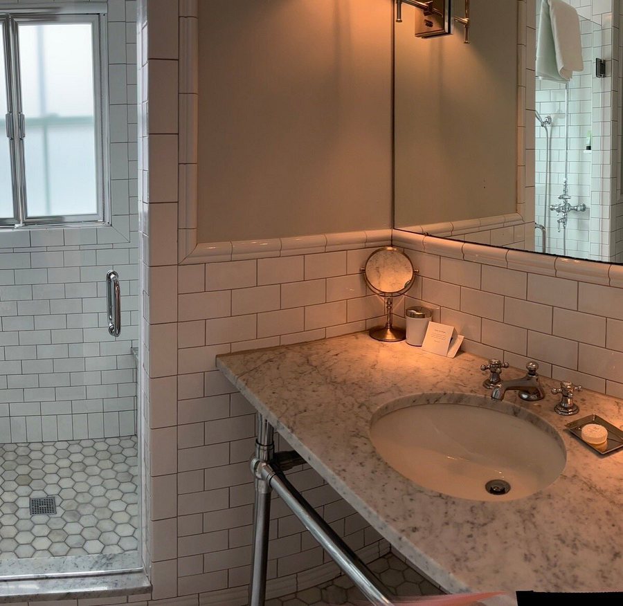 The Virginia Hotel Cottages — Bathroom