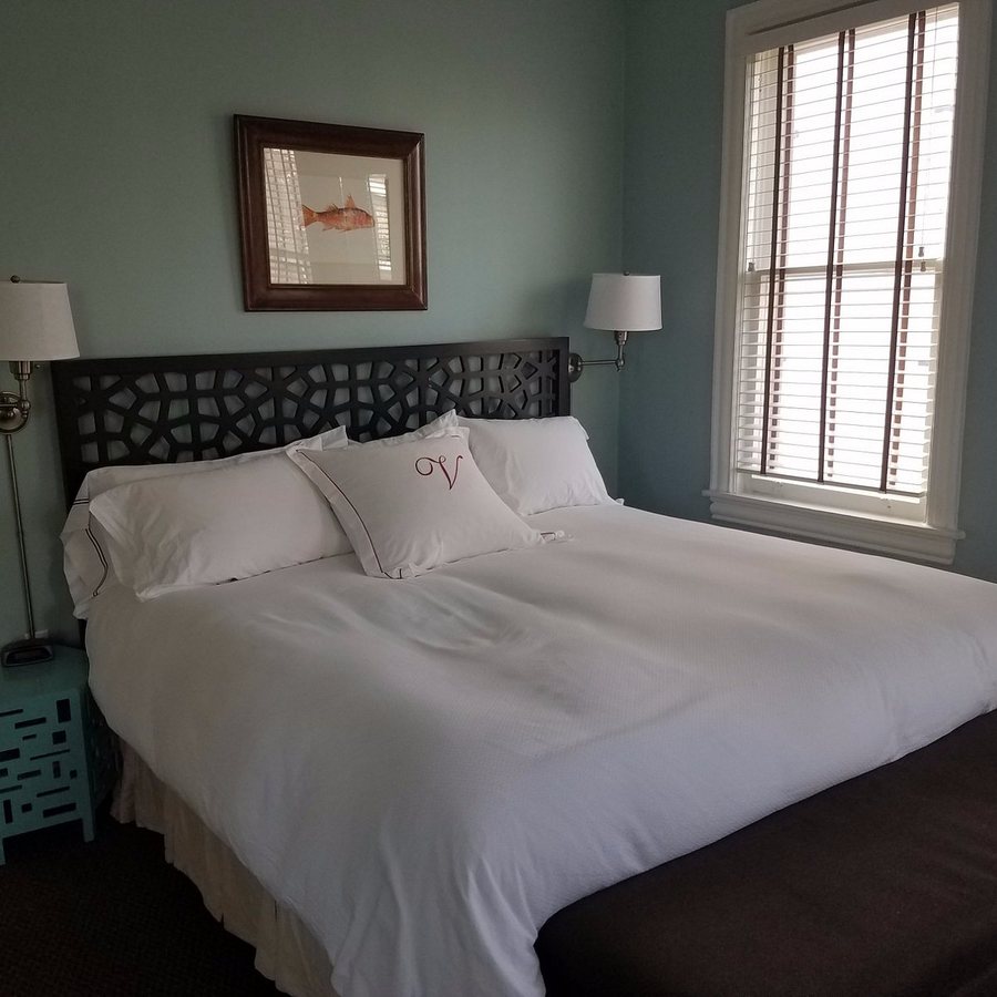 The Virginia Hotel Cottages — Guest room