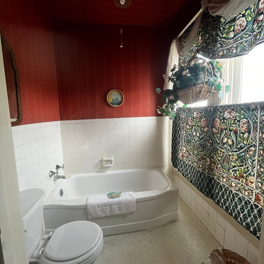 The Virginian Hotel — Bathroom
