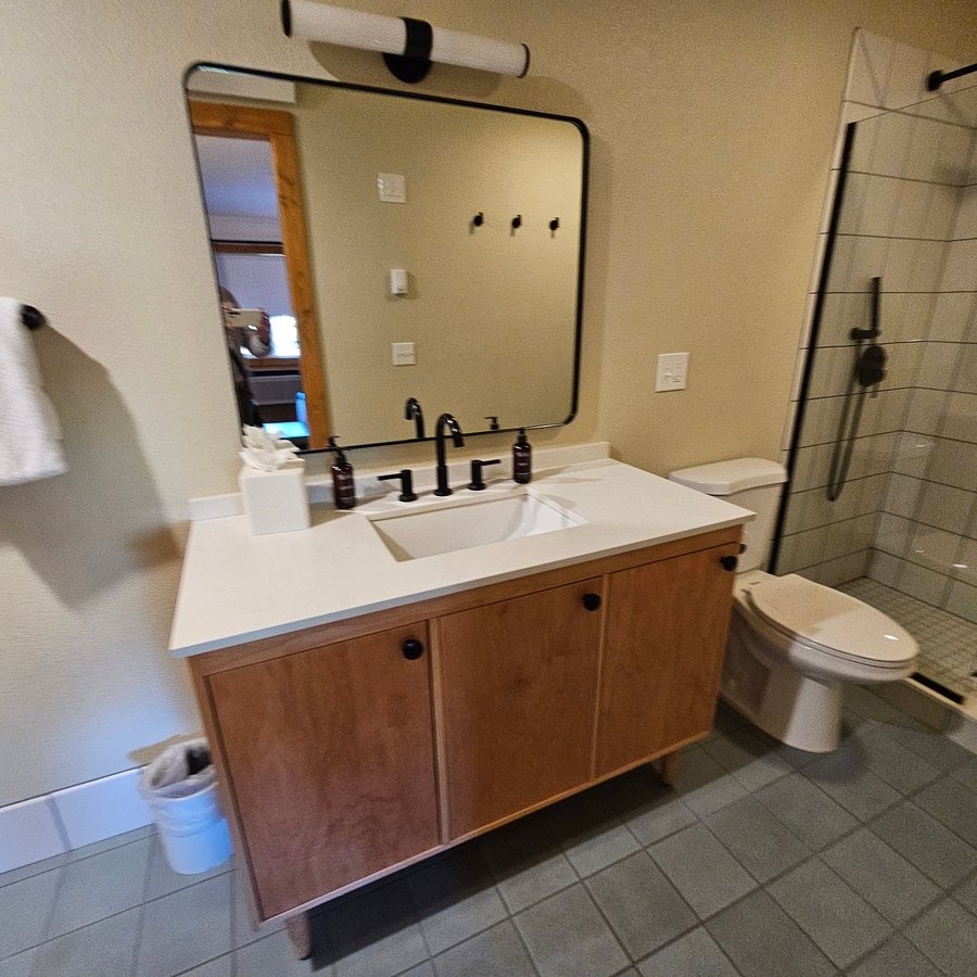 The Virginian Inn — Bathroom