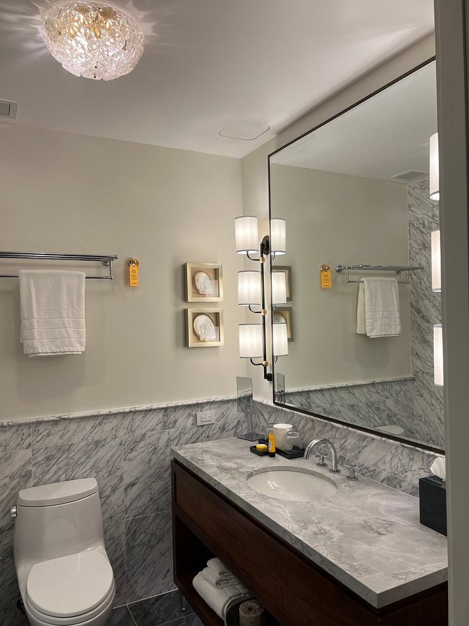 The Wall Street Hotel — Bathroom