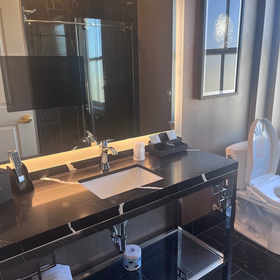 The Warrior Hotel Autograph Collection — Bathroom