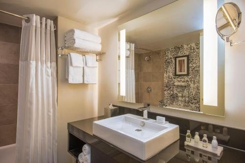 The Warwick Hotel Rittenhouse Square Philadelphia — Bathroom