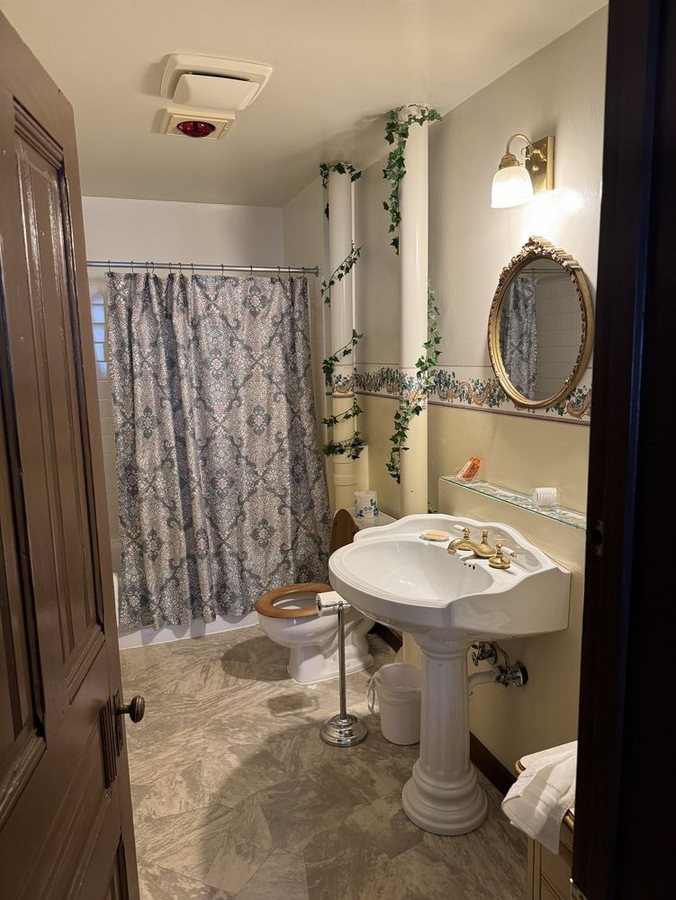 The Waterstreet Hotel — Bathroom