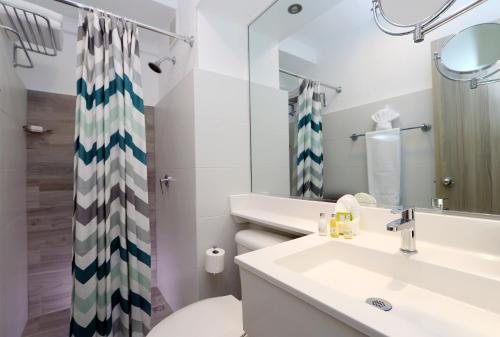 The Wave Hotel Condado — Bathroom