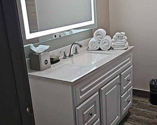 The Waves Hotel Ascend Hotel Collection — Bathroom