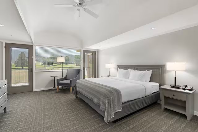 The Waynesville Inn And Golf Club — Guest room